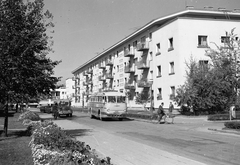 Magyarország, Dunaújváros, Május 1. utca a Babits Mihály utca felé nézve., 1962, Építésügyi Dokumentációs és Információs Központ, VÁTI, autóbusz, német gyártmány, teherautó, Ikarus-márka, Robur-márka, Ikarus 55, Robur Garant, Fortepan #31300