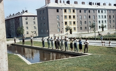 Magyarország, Dunaújváros, Ságvári városrész, Bercsényi utca, az iskola előtti park, szemben a Vörösmarty Mihály utca torkolata., 1962, Építésügyi Dokumentációs és Információs Központ, VÁTI, színes, fotózás, Fortepan #31309