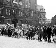 1964, Villányi Gergely, felvonulás, gyerekek, ünneplő ruha, Fortepan #313233