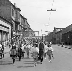 1964, Villányi Gergely, Függesztett lámpatest, május 1, Fortepan #313240