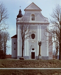 Magyarország, Egervár, József Attila utca 1., Alexandriai Szent Katalin-templom, előtte a dór oszlopon álló Szent Család-szobor., 1970, Építésügyi Dokumentációs és Információs Központ, VÁTI, színes, Fortepan #31326