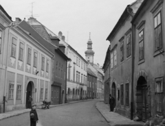 Magyarország, Sopron, Új utca a Fő (Beloiannisz) tér felé nézve, háttérben a Tűztorony., 1970, Építésügyi Dokumentációs és Információs Központ, VÁTI, kapu, Fortepan #31330