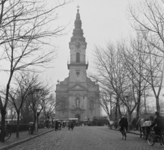 Magyarország, Kiskunfélegyháza, Béke tér, Sarlós Boldogasszony-templom., 1970, Építésügyi Dokumentációs és Információs Központ, VÁTI, kerékpár, templom, életkép, Fortepan #31332