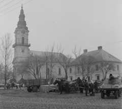 Magyarország, Kiskunfélegyháza, Béke tér, Sarlós Boldogasszony-templom, mellette a plébániahivatal., 1970, Építésügyi Dokumentációs és Információs Központ, VÁTI, piac, lovaskocsi, életkép, Fortepan #31333