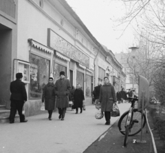 Magyarország, Kiskunfélegyháza, Kossuth Lajos utca páratlan oldala a Szent János (Szabadság) tér felé nézve, a háttérben a Városháza tornya., 1970, Építésügyi Dokumentációs és Információs Központ, VÁTI, kerékpár, Fortepan #31336