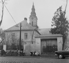 Magyarország, Kiskunfélegyháza, Béke tér, Sarlós Boldogasszony templom és plébániahivatal., 1970, Építésügyi Dokumentációs és Információs Központ, VÁTI, kerékpár, Csepel Pannonia, képarány: négyzetes, Fortepan #31338