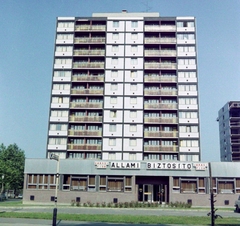 Magyarország, Nagykanizsa, Eötvös tér, balra a Platán sor torkolata., 1976, Építésügyi Dokumentációs és Információs Központ, VÁTI, színes, MÁVAUT-szervezet, buszmegálló, Állami Biztosító, Fortepan #31373