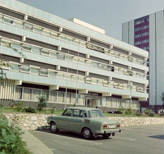 Magyarország, Nagykanizsa, Eötvös tér, Városi Tanács (később Járási Hivatal), jobbra a Platán sor torkolata., 1976, Építésügyi Dokumentációs és Információs Központ, VÁTI, színes, csehszlovák gyártmány, Skoda-márka, automobil, rendszám, Skoda 100, modern építészet, Fortepan #31374