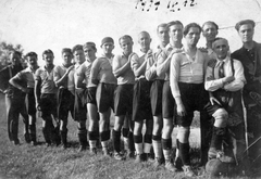 Magyarország, Bicske, Ganz Rt. labdarúgócsapata., 1939, Anderle Lajosné, csoportkép, futballcsapat, sport mez, Ganz-márka, focilabda, térdzokni, térdharisnya, dátum felirat, sportcipő, karok a vállon, libasor, Fortepan #31418