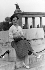 Hungary, Budapest XIV., Hősök tere., 1956, Anderle Lajosné, portrait, monument, woman, pleated skirt, Budapest, Fortepan #31428