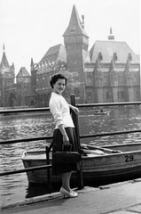 Hungary, Budapest XIV., Városligeti-tó, Vajdahunyad vára., 1956, Anderle Lajosné, portrait, monument, lake, boat, Ignác Alpár-design, woman, shore, castle, handbag, Budapest, Fortepan #31429