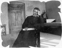 1907, Pétek Edit, priest, happiness, prop up the head, Fortepan #31438