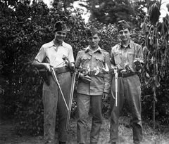 1943, Pétek Edit, men, bird, hunting, weapon, soldier, gun, Fortepan #31449