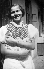 1943, Várkonyi Benedek, portrait, cat, yard, smile, lady, summer dresses, dotted dress, Fortepan #31473