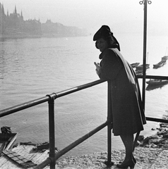 Hungary, Budapest II., budai alsó rakpart a Bem József (Pálffy) tér környékén, háttérben a Parlament., 1942, Ludovika, portrait, fashion, hat, river, railing, boat, Imre Steindl-design, woman, parliament, Neo-Gothic-style, Danube, boat station, eclectic architecture, Budapest, Fortepan #3149