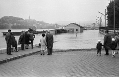 Magyarország, Budapest V., pesti alsó rakpart a Március 15. térnél., 1965, Pálinkás Zsolt, hajó, életkép, uszály, árvíz, rakpart, orkánkabát, Duna, Budapest, Fortepan #31494