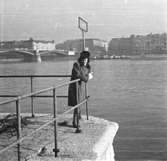 Hungary, Budapest II., budai alsó rakpart a Bem József (Pálffy) tér környékén, háttérben a Margit híd és Jászai Mari (Rudolf trónörökös) téri házak., 1942, Ludovika, portrait, fashion, river, railing, woman, boat station, Budapest, Fortepan #3150