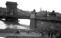 Magyarország, Budapest V., a Széchenyi Lánchíd pesti hídfője., 1965, Pálinkás Zsolt, híd, életkép, árvíz, hídfő, Duna, Budapest, függőhíd, William Tierney Clark-terv, Fortepan #31500