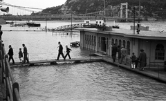 Magyarország, Budapest V., pesti alsó rakpart, Vigadó téri hajóállomás árvíz idején., 1965, Pálinkás Zsolt, életkép, árvíz, kikötő, hangszóró, Duna, palló, Budapest, Fortepan #31503