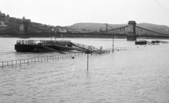 Magyarország, Budapest V., pesti alsó rakpart a Széchenyi Lánchíd felé nézve., 1965, Pálinkás Zsolt, híd, árvíz, látkép, kikötő, Duna, Budapest, függőhíd, William Tierney Clark-terv, Fortepan #31504