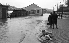 Magyarország, Budapest V., pesti alsó rakpart a Széchenyi Lánchíd felé nézve., 1965, Pálinkás Zsolt, árvíz, rakpart, Duna, Budapest, kíváncsiság, gyerek, Fortepan #31507