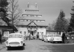 Magyarország, Mátraháza, SZOT üdülő (később Pagoda Pihenő Panzió)., 1966, Pálinkás Zsolt, Trabant-márka, utcakép, Skoda-márka, Fiat-márka, Wartburg-márka, Volkswagen-márka, újságárus, rendszám, Medgyaszay István-terv, Fortepan #31530