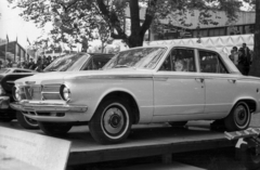 Magyarország, Városliget,Budapesti Nemzetközi Vásár, Budapest XIV., Plymouth Valiant 200 4-door Sedan típusú személygépkocsi., 1965, Pálinkás Zsolt, nemzetközi vásár, automobil, Plymouth-márka, Budapest, Fortepan #31537