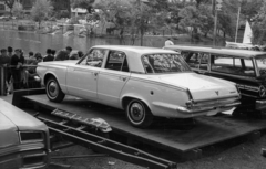 Magyarország, Városliget,Budapesti Nemzetközi Vásár, Budapest XIV., Plymouth Valiant 200 4-door Sedan típusú személygépkocsi., 1965, Pálinkás Zsolt, vitorláshajó, nemzetközi vásár, automobil, Plymouth-márka, Budapest, Fortepan #31538