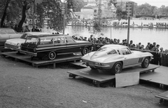 Magyarország, Városliget,Budapesti Nemzetközi Vásár, Budapest XIV., Jobbról: Chevrolet Corvette Coupe, Ford Falcon Futura V8 Station Wagon, Plymouth Valiant 200 4-door Sedan tipusú személygépkocsi., 1965, Pálinkás Zsolt, amerikai gyártmány, Ford-márka, Chevrolet-márka, sokadalom, automobil, Plymouth-márka, Chevrolet Corvette, Budapest, Fortepan #31539