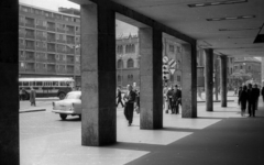 Magyarország, Budapest VIII.,Budapest IX., Üllői út és a Nagykörút kereszteződése, balra a Lottóház és az Iparművészeti Múzeum., 1969, Pálinkás Zsolt, közlekedés, autóbusz, német gyártmány, Opel-márka, magyar gyártmány, járókelő, utcakép, életkép, jelzőlámpa, Ikarus-márka, szecesszió, múzeum, Lechner Ödön-terv, Ikarus 60 csuklós, automobil, rendszám, Opel Olympia Rekord, rendőrkalitka, árkád, Budapest, Art Nouveau, Pártos Gyula-terv, Fortepan #31542