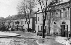 Magyarország, Eger, Dobó István tér., 1969, Pálinkás Zsolt, reklám, kerékpár, borozó, babakocsi, Skoda-márka, neonreklám, Fortepan #31559