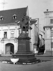 Magyarország, Győr, Bécsi kapu (Köztársaság) tér, Kisfaludy Károly szobra (Mátrai Lajos György, 1892.). Háttérben a Szabadsajtó utca torkolatánál az Altabak-ház és az Ott-ház., 1969, Pálinkás Zsolt, szobor, antenna, Kisfaludy Károly-ábrázolás, Fortepan #31564