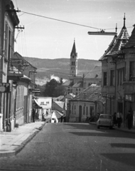 Magyarország,Balaton, Keszthely, Szalasztó utca, háttérben a Karmelita-templom és a Keszthelyi-hegység., 1965, Pálinkás Zsolt, templom, utcakép, Skoda Octavia, neon lámpa, Kármeliták, Fortepan #31572