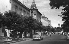 Magyarország,Balaton, Keszthely, Kossuth Lajos utca., 1965, Pálinkás Zsolt, közlekedés, utcakép, életkép, Moszkvics-márka, hirdetőoszlop, automobil, rendszám, virágtartó, Moszkvics 407, Fortepan #31573