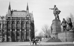 Magyarország, Budapest V., Kossuth Lajos tér, Kossuth Lajos szobra., 1967, Pálinkás Zsolt, szobor, Steindl Imre-terv, pad, országház, neogótika, Kossuth Lajos-ábrázolás, eklektikus építészet, Budapest, Fortepan #31613