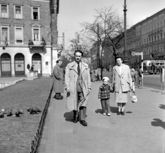 Magyarország, Budapest VIII., József körút és a Krúdy utca sarok, háttérben a Rákóczi tér., 1959, Bartók István, család, autóbusz, utcakép, életkép, madár, buszmegálló, retikül, ballonkabát, neon felirat, Budapest, Fortepan #31633