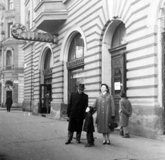 Magyarország, Budapest VIII., József körút 31/b, Rózsa eszpresszó. Háttérben a Békési utca sarok., 1959, Bartók István, család, cégtábla, utcakép, neon felirat, Budapest, Fortepan #31635