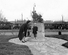 Magyarország, Budapest II., a mai Germanus Gyula park a Margit hídnál, Sebők Zsigmond emlékére készült Mackó úr szobor (Maugsch Gyula, 1936.). A szobor ma az I. kerületben az Európa ligetben található., 1958, Bartók István, szobor, gyerek, kabát, Budapest, dupla soros kabát, Fortepan #31638