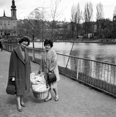 Magyarország, Budapest XI., Kosztolányi Dezső tér, Feneketlen-tó, háttérben a Szent Imre-templom., 1961, Beyer Norbert, életkép, mózeskosár, Budapest, Fortepan #31653