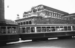 Ausztria, Bécs, Kärntner Strasse - Opernring sarok, háttérben az Operaház, 1964, Beyer Norbert, villamos, neoreneszánsz, tömegközlekedés, August Sicard von Sicardsburg-terv, Eduard van der Nüll-terv, operaház, Fortepan #31664