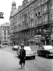 Ausztria, Bécs, a Mariahilfer Strasse a Rahlgasse torkolata felé nézve., 1964, Beyer Norbert, német gyártmány, Opel-márka, utcakép, automobil, Opel Rekord A, Fortepan #31666