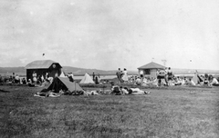 Magyarország, Velencei-tó, Gárdony, 1927, Fehérvári József, strand, víztükör, fürdőzés, sátor, nyár, vízpart, faház, sokaság, Fortepan #31692