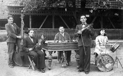 1930, Fodor István, hangszer, udvar, csoportkép, férfiak, kerthelyiség, zenekar, zenész, hegedű, nő, nagybőgő, cimbalom, dob, Fortepan #31757