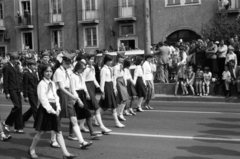 Hungary, Komarno, Mártírok útja, május 1-i felvonulás., 1985, Gábor László, pioneer, march, 1st of May parade, school uniform, Fortepan #31859