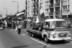 Magyarország, Komárom, Mártírok útja, május 1-i felvonulás., 1981, Gábor László, zászló, német gyártmány, útjelző tábla, Barkas-márka, Polski Fiat-márka, felvonulás, május 1, lengyel gyártmány, rendszám, Polski Fiat 126p, autómentő, pódiumautó, Fortepan #31878