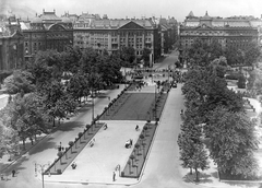 Magyarország, Budapest V., Szabadság tér az Október 6. (Bálvány) utca felől nézve., 1938, Pálinkás Zsolt, park, utcakép, életkép, ünnepség, látkép, lámpaoszlop, gázlámpa, irredentizmus, Budapest, Fortepan #31899