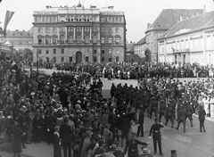 Magyarország, budai Vár, Budapest I., Szent György tér, szemben a Honvédelmi Minisztérium, Szent István-napi ünnepség., 1938, Pálinkás Zsolt, tömeg, ünnepség, rendőr, sokadalom, menetoszlop, lovasrendőr, Budapest, Fortepan #31906