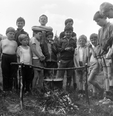 Magyarország, Kőszeg, MÁV Nevelőintézet növendékei., 1982, Baráth Endre, csoportkép, gyerekek, fiú, bogrács, főzés, póz, tűz, Fortepan #31914