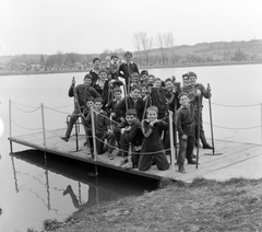 Magyarország, Kőszeg, Csónakázótó., 1982, Baráth Endre, tó, csoportkép, víztükör, gyerekek, stég, kikötő, vízpart, fiúk, osztálykirándulás, Fortepan #31916