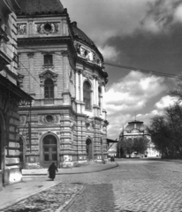 Hungary, Szeged, Stefánia, Szegedi Nemzeti Színház, háttérben a régi Kass majd Hungária szálló., 1947, Kozma János, national theater, Fellner and Helmer-design, eclectic architecture, Neo-Baroque-style, Ferdinand Fellner Jr.-design, Hermann Helmer-design, Fortepan #31942